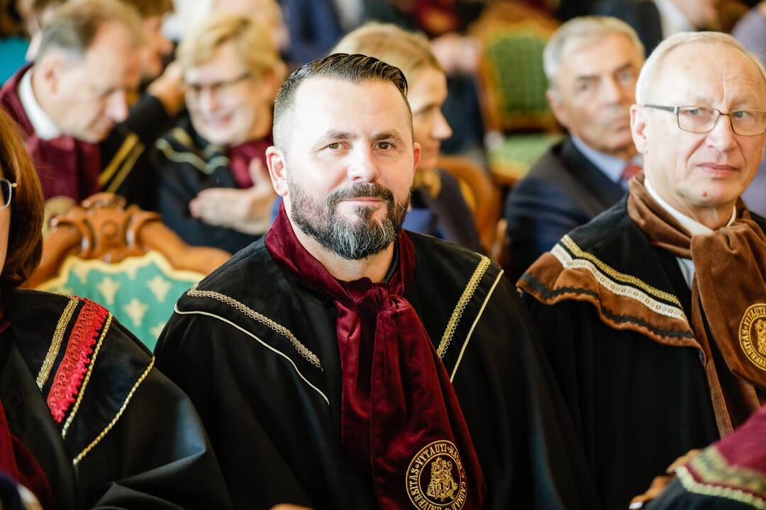 S. Aleksijevič įteiktos VDU Garbės daktaro regalijos