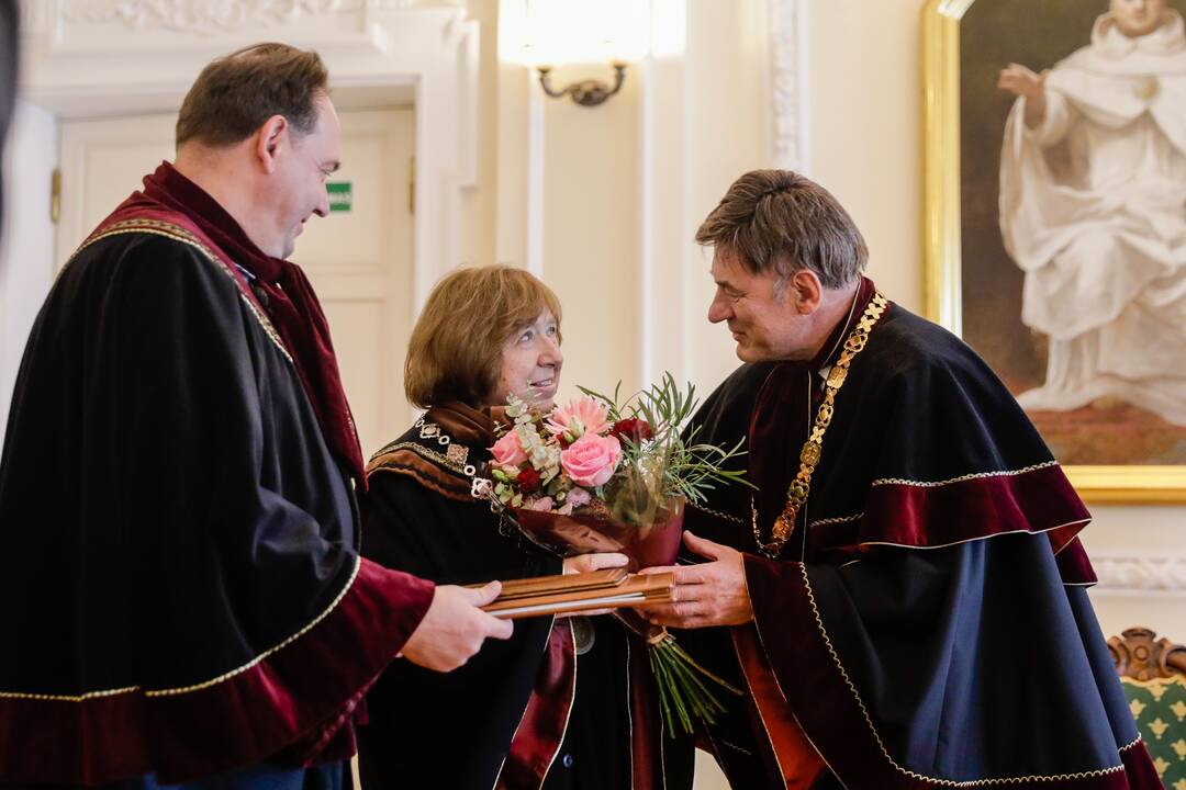 S. Aleksijevič įteiktos VDU Garbės daktaro regalijos