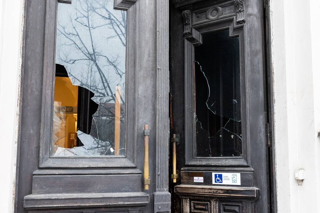 Vilniuje išdaužyti teismo durų stiklai