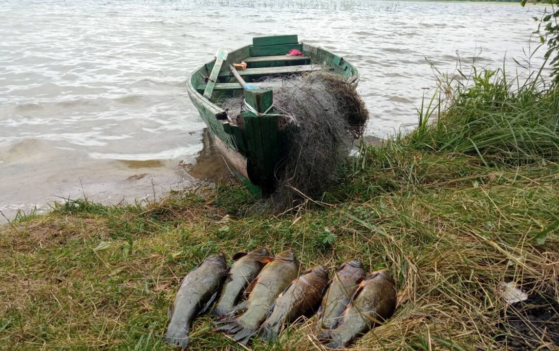 Gudrauti bandęs žvejys galiausiai įkliuvo su tinklais