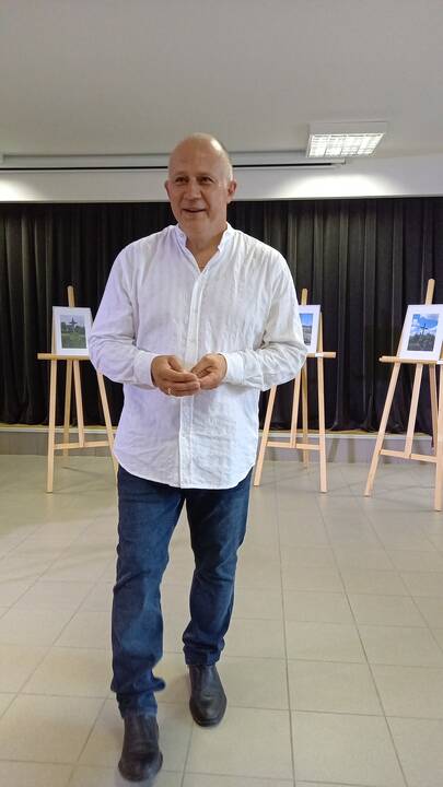 Kartu: V.Bra­zys su žmo­na duk­te­ri­mis ke­liau­ja po Lietu­vą, ieš­ko pi­lia­kal­nių, ko­pia į juos, iš­ke­lia ten šei­mos vė­lia­vą ir nu­si­fo­tog­ra­fuo­ja.