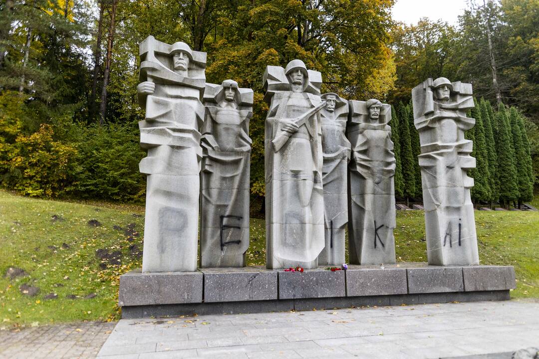 Vilniaus Antakalnio kapinėse apipaišytas paminklas sovietų kariams