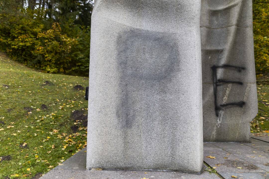 Vilniaus Antakalnio kapinėse apipaišytas paminklas sovietų kariams