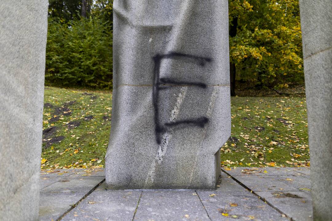 Vilniaus Antakalnio kapinėse apipaišytas paminklas sovietų kariams