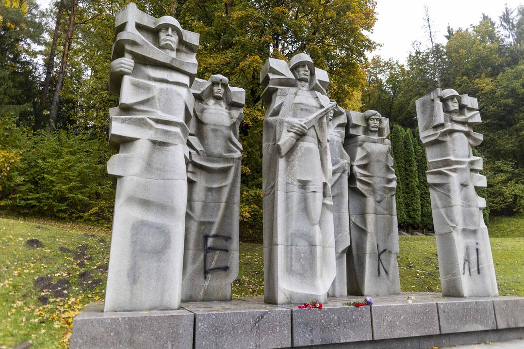 Vilniaus Antakalnio kapinėse apipaišytas paminklas sovietų kariams