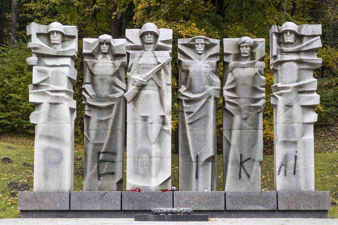Vilniaus Antakalnio kapinėse apipaišytas paminklas sovietų kariams