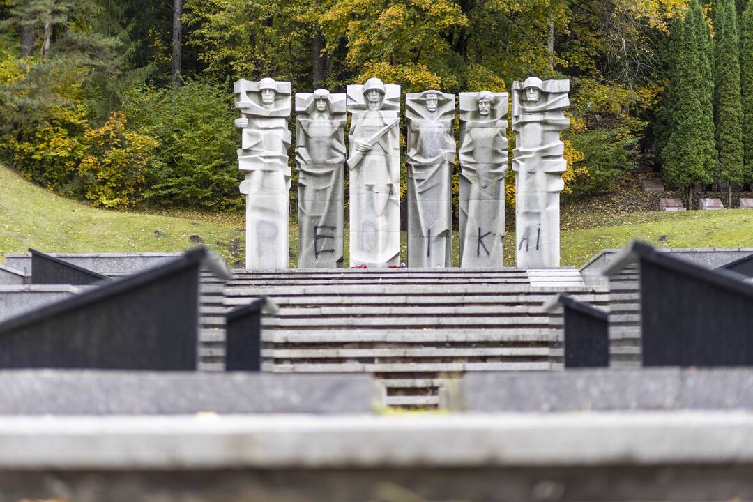 Vilniaus Antakalnio kapinėse apipaišytas paminklas sovietų kariams