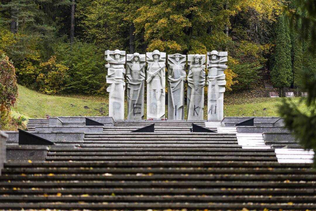 Vilniaus Antakalnio kapinėse apipaišytas paminklas sovietų kariams