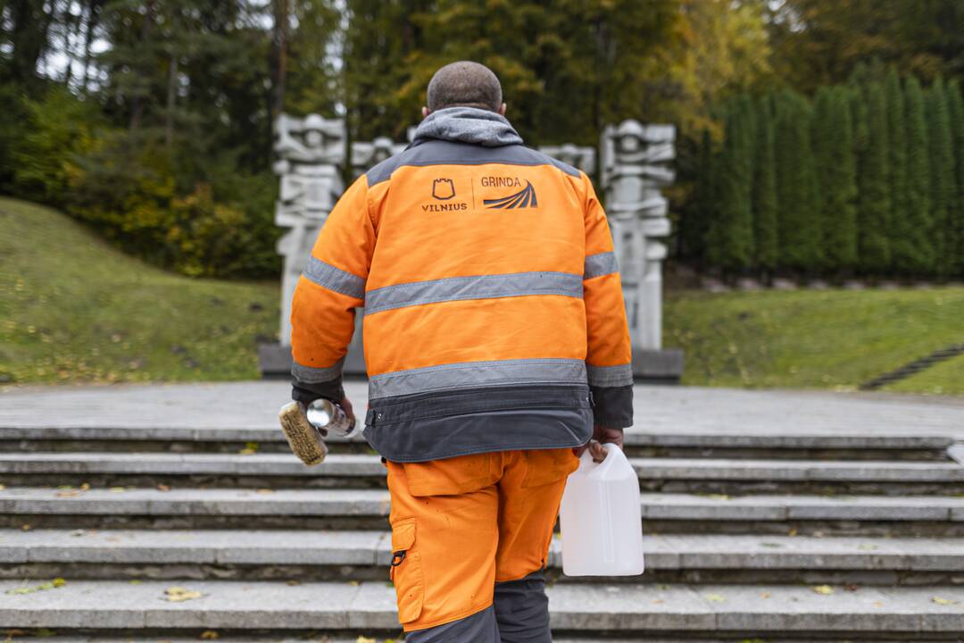 Vilniaus Antakalnio kapinėse apipaišytas paminklas sovietų kariams