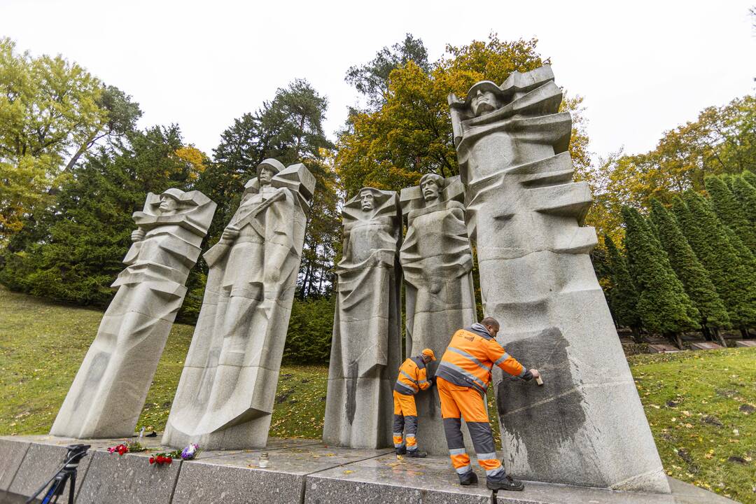 Vilniaus Antakalnio kapinėse apipaišytas paminklas sovietų kariams