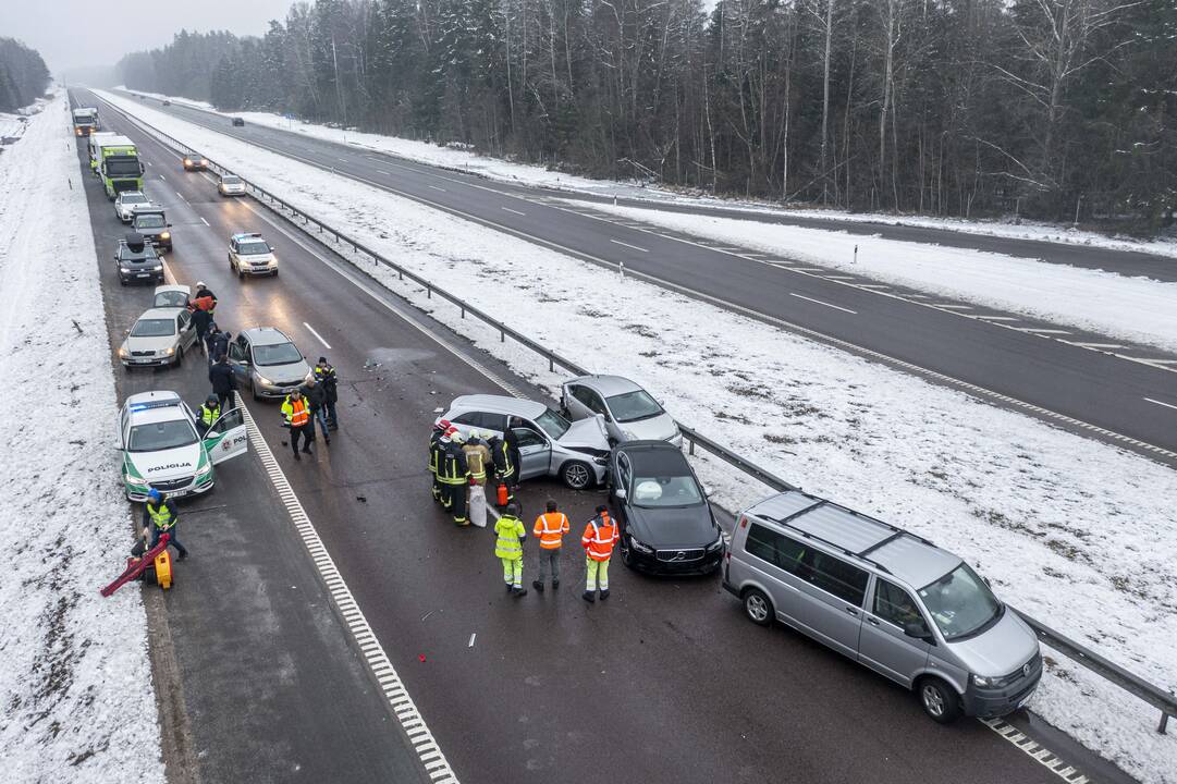 A2 kelyje susidūrė trys automobiliai ir trys vilkikai