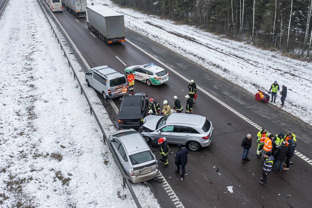 A2 kelyje susidūrė trys automobiliai ir trys vilkikai