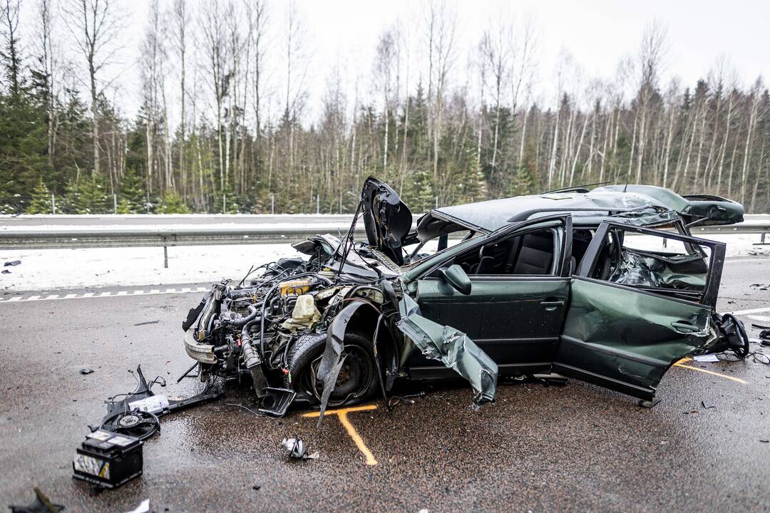 A2 kelyje susidūrė trys automobiliai ir trys vilkikai