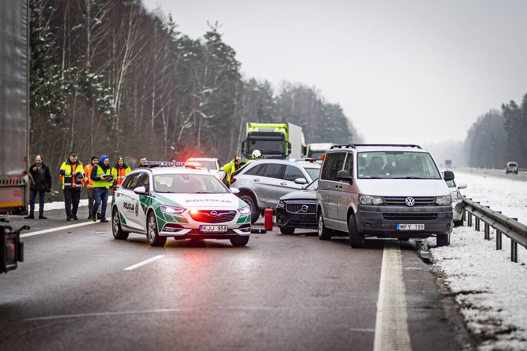 A2 kelyje susidūrė trys automobiliai ir trys vilkikai