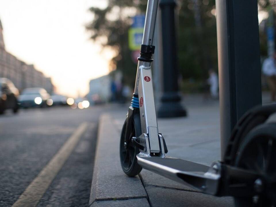 Vilniuje premjerę vežęs automobilis susidūrė su paspirtuku