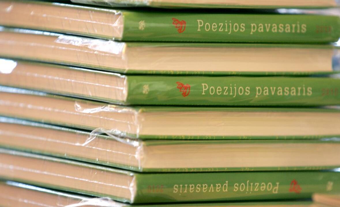 Gegužė su tradiciniais poezijos ženklais