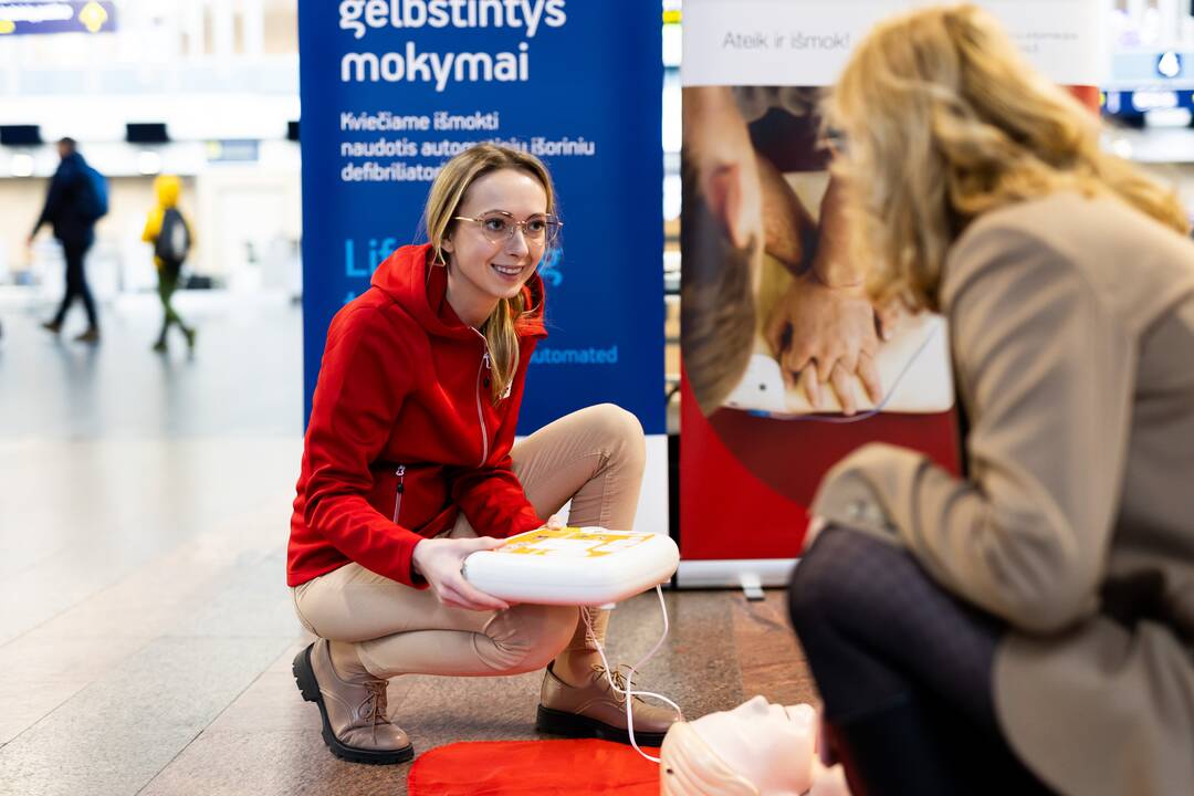 Defibriliatorių naudojimo mokymai Vilniaus oro uoste