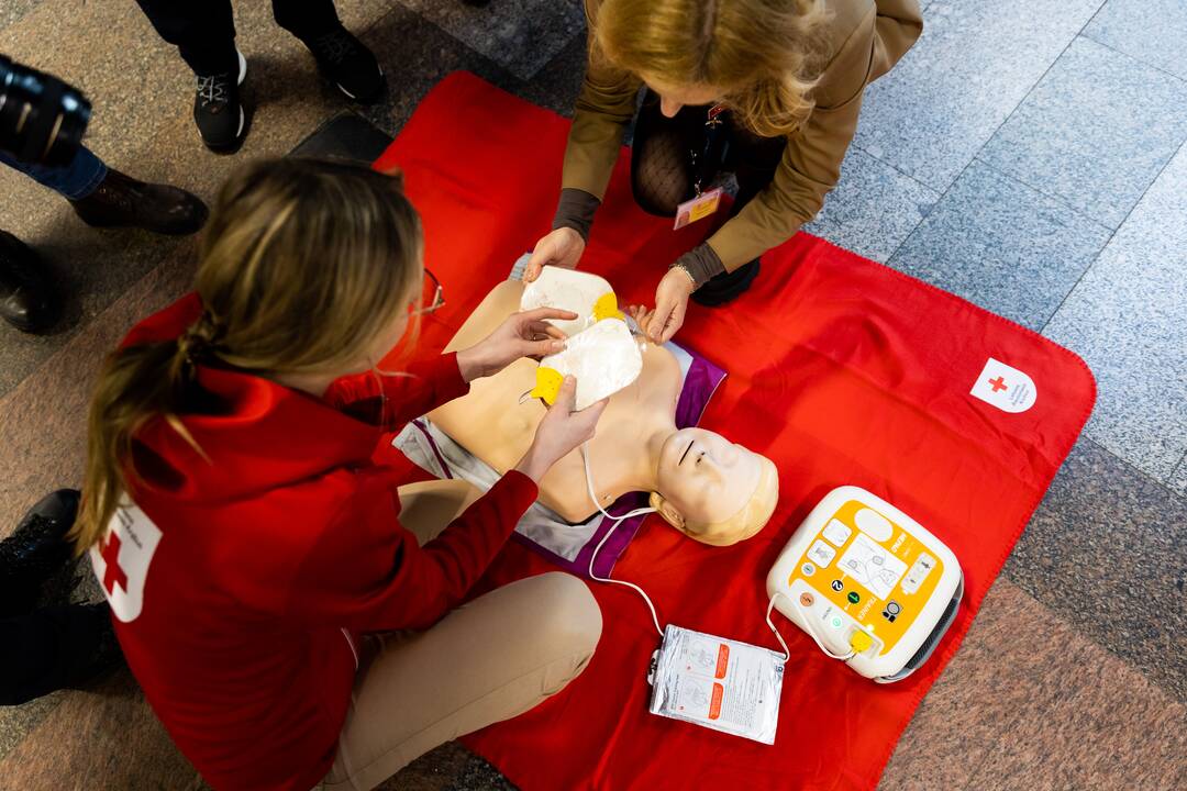 Defibriliatorių naudojimo mokymai Vilniaus oro uoste