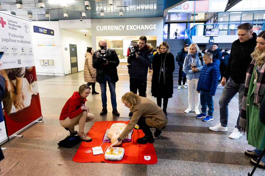 Defibriliatorių naudojimo mokymai Vilniaus oro uoste
