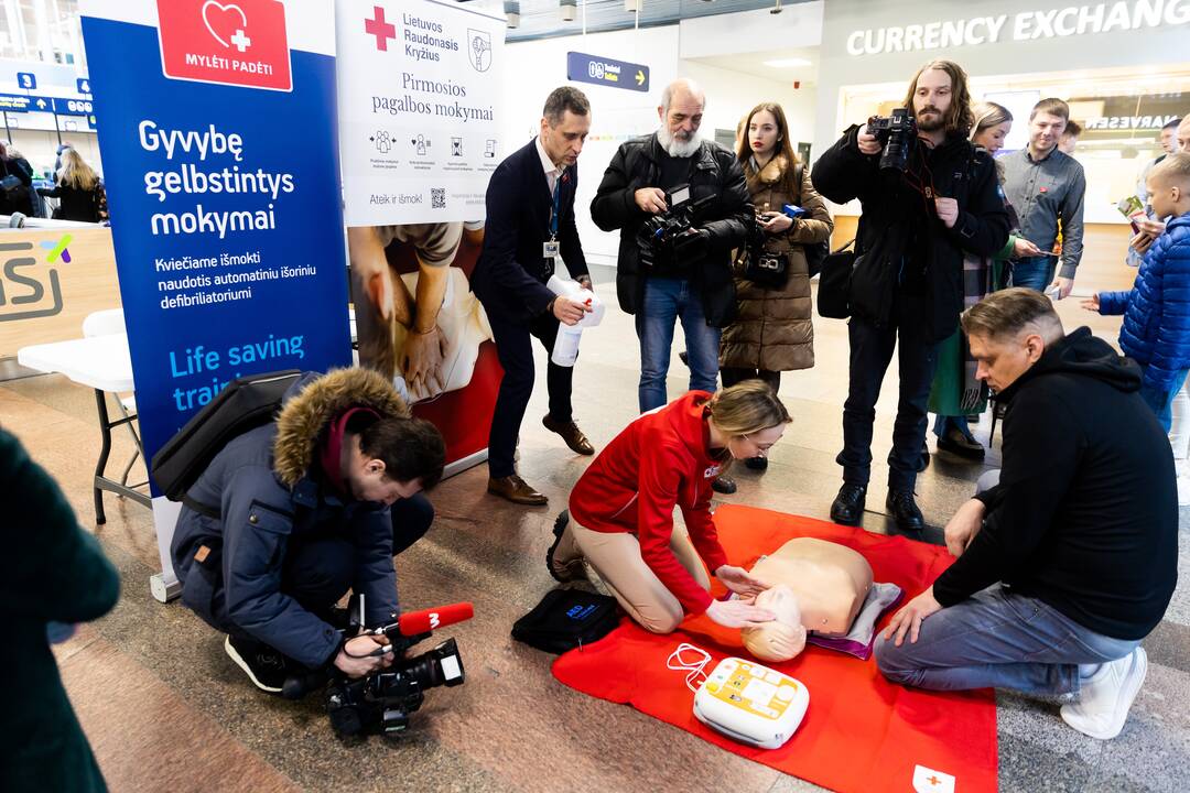 Defibriliatorių naudojimo mokymai Vilniaus oro uoste