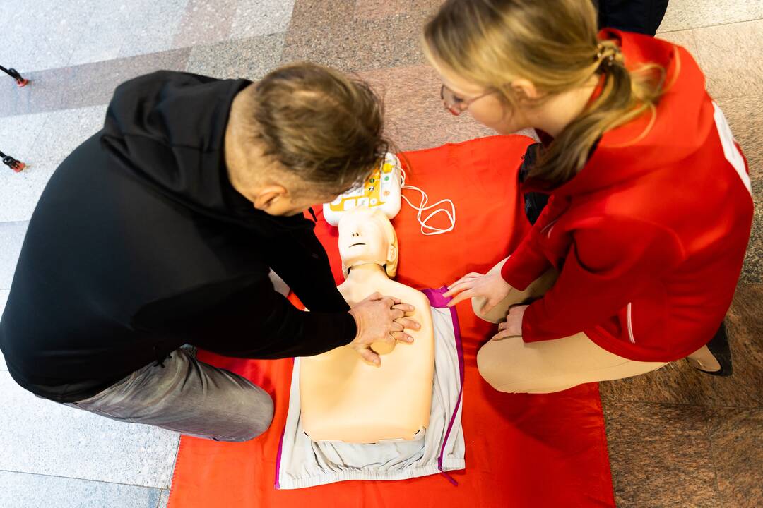 Defibriliatorių naudojimo mokymai Vilniaus oro uoste