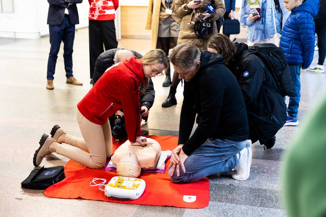 Defibriliatorių naudojimo mokymai Vilniaus oro uoste