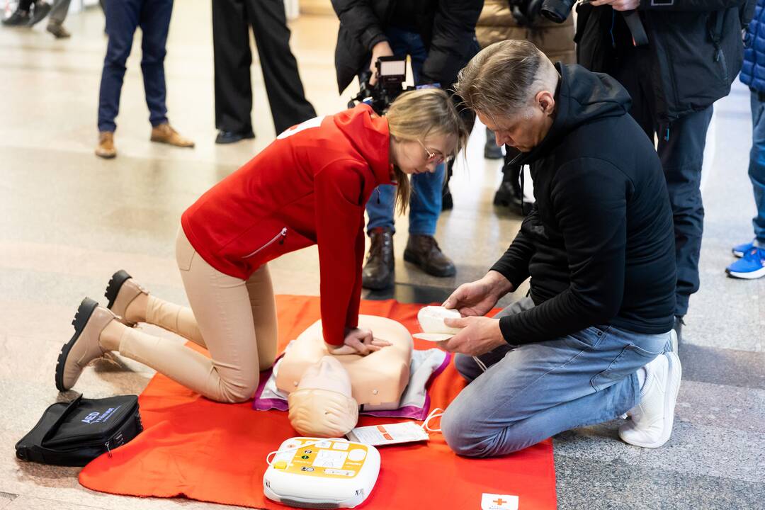 Defibriliatorių naudojimo mokymai Vilniaus oro uoste