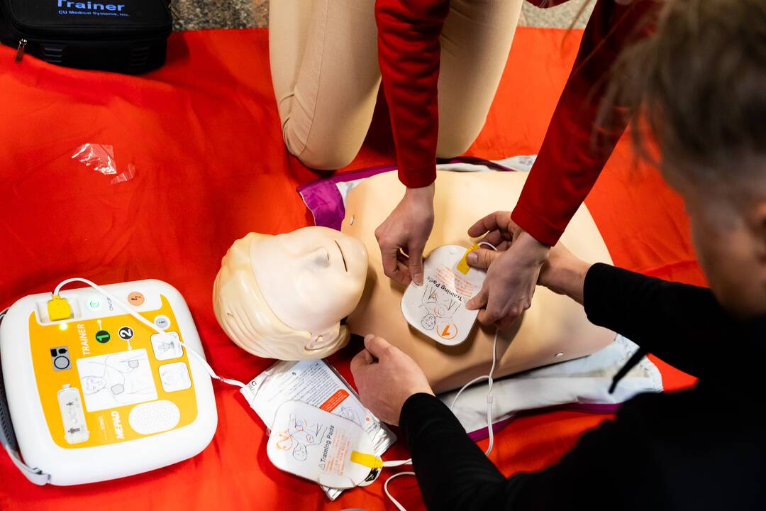 Defibriliatorių naudojimo mokymai Vilniaus oro uoste