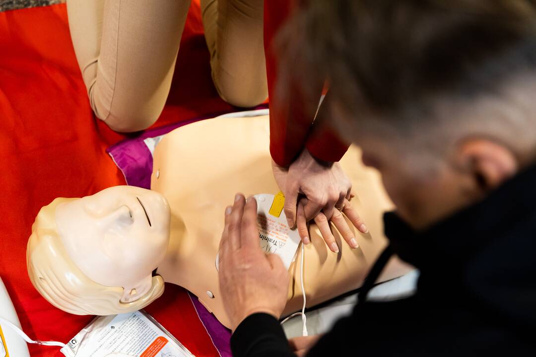 Defibriliatorių naudojimo mokymai Vilniaus oro uoste