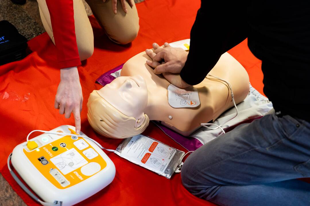 Defibriliatorių naudojimo mokymai Vilniaus oro uoste
