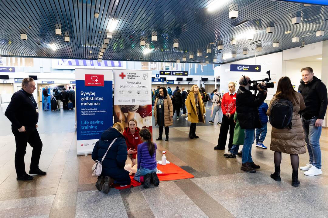 Defibriliatorių naudojimo mokymai Vilniaus oro uoste