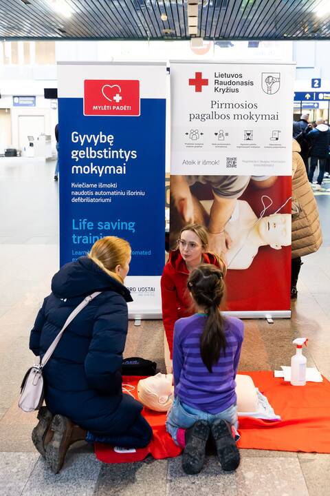 Defibriliatorių naudojimo mokymai Vilniaus oro uoste