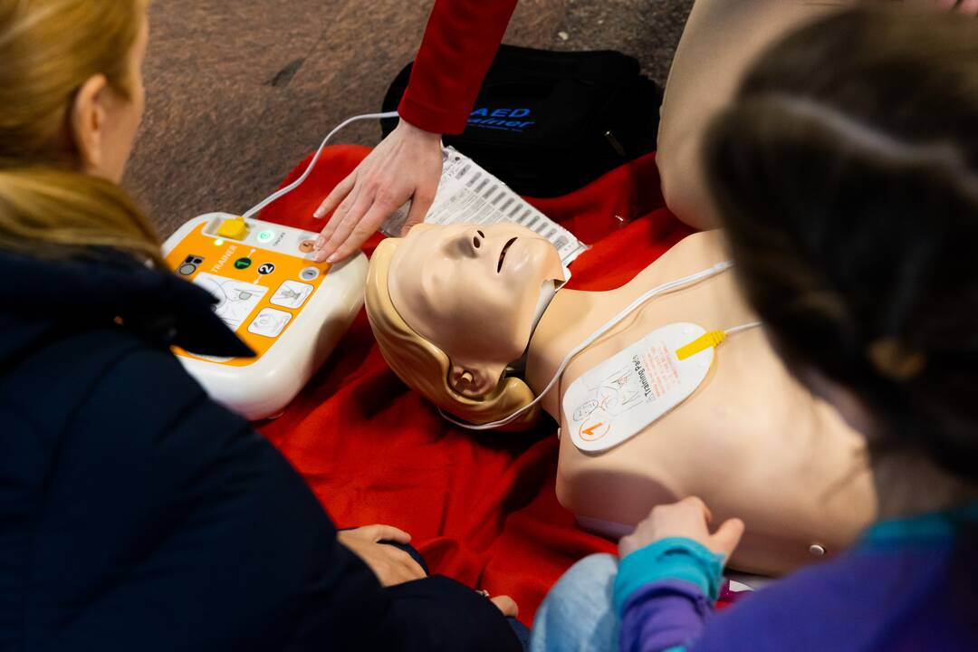 Defibriliatorių naudojimo mokymai Vilniaus oro uoste