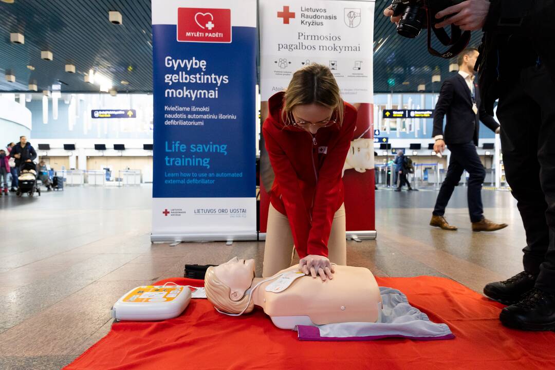 Defibriliatorių naudojimo mokymai Vilniaus oro uoste