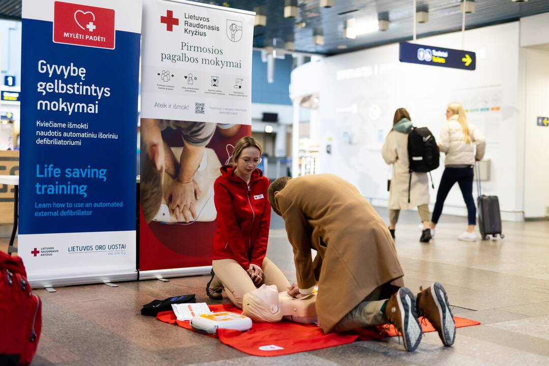 Defibriliatorių naudojimo mokymai Vilniaus oro uoste
