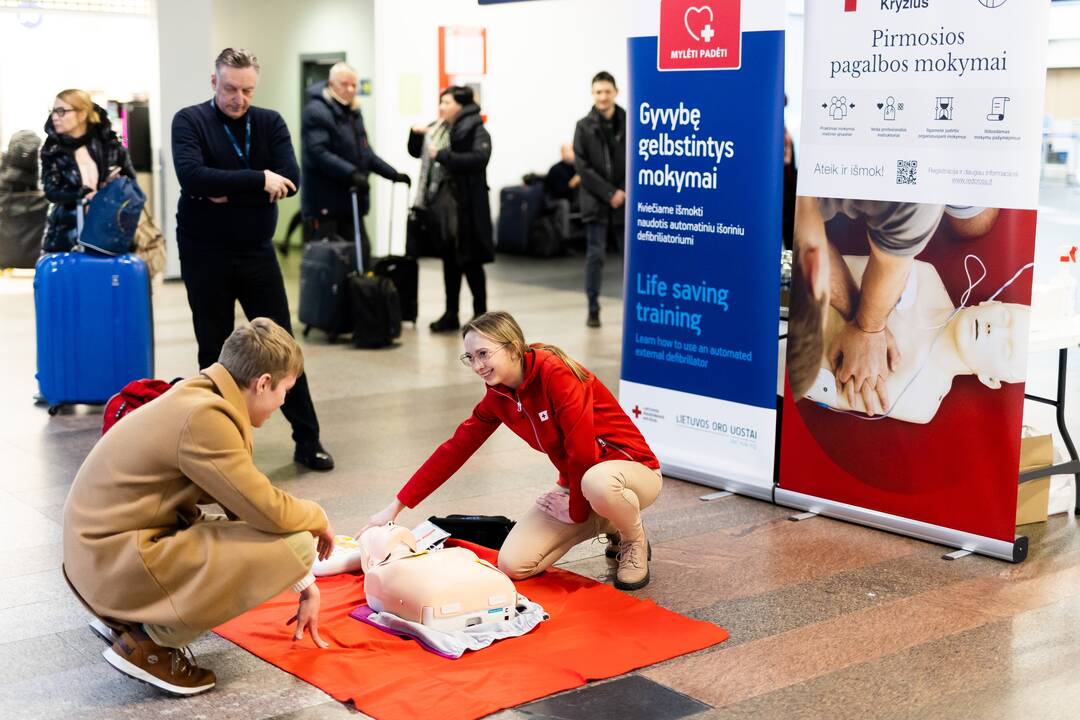 Defibriliatorių naudojimo mokymai Vilniaus oro uoste