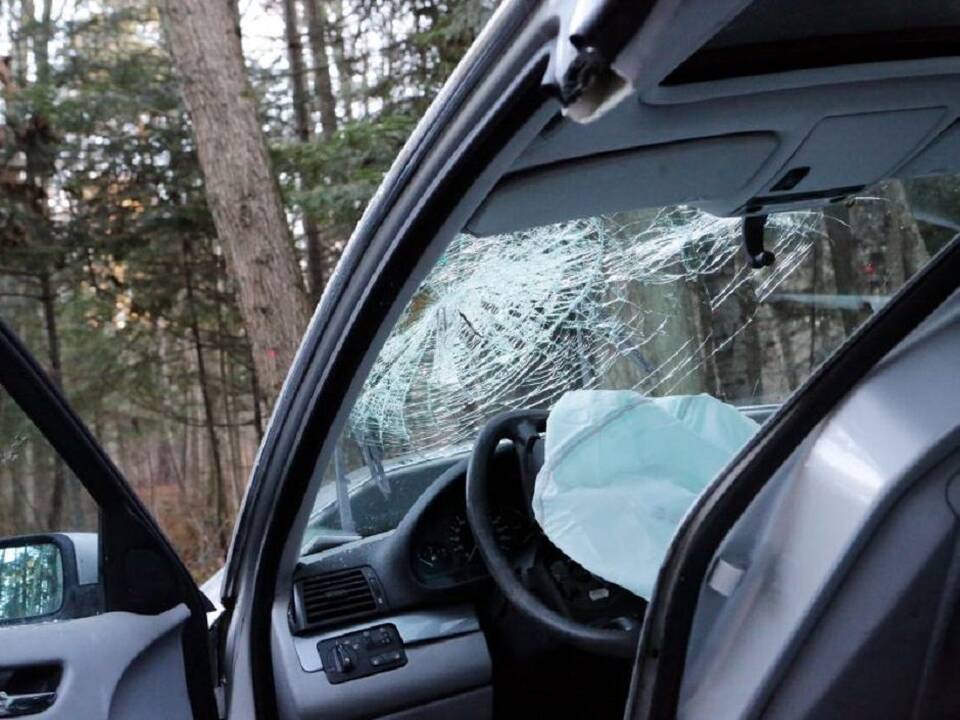 Pasvalio rajone neblaivaus vairuotojo automobilis trenkėsi į medžius