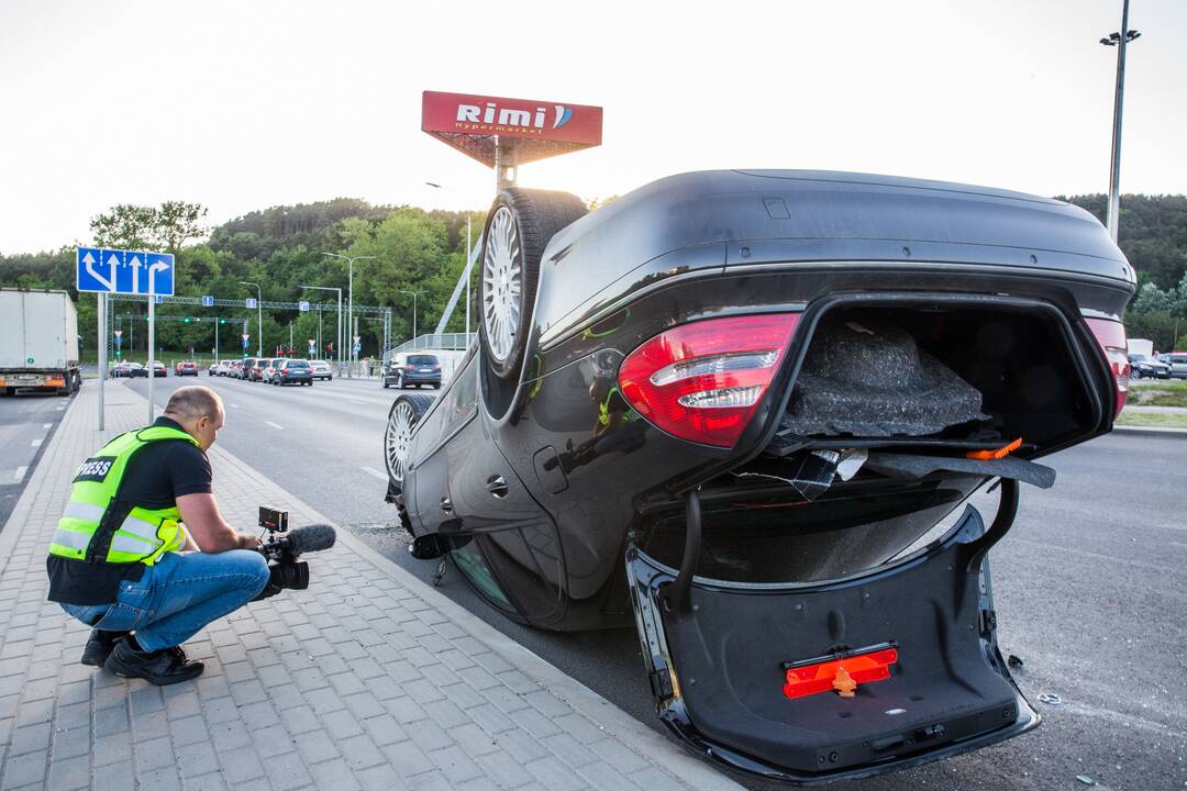 Laikas: stiklo keitimo procedūra paprastai trunka apie valandą.