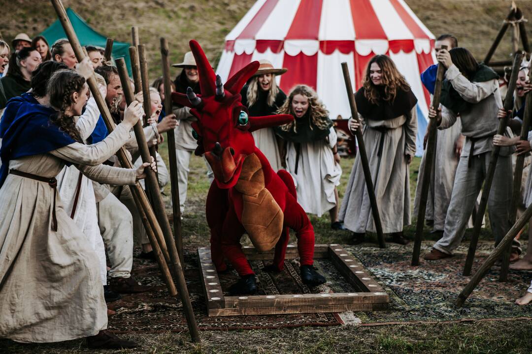 Stilistika: spektaklio kūrėjai stengėsi atkurti kuo daugiau viduramžių teatro detalių.