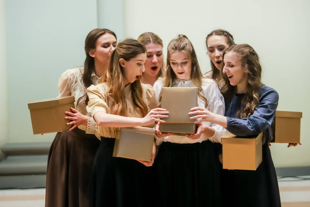 Nuotaika: Muzikos akademijos studentų energija, įsitraukimas į vaidmenis kompensavo teatro pastatymui įprastos, pasakojimo foną kuriančios scenografijos stygių.
