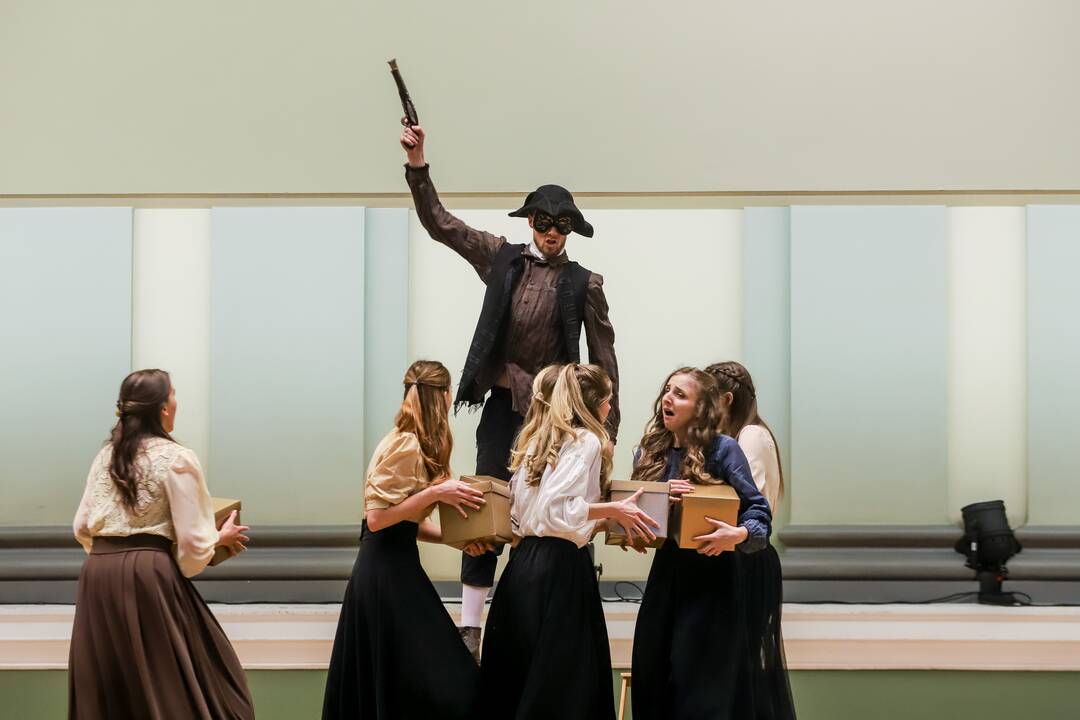 Nuotaika: Muzikos akademijos studentų energija, įsitraukimas į vaidmenis kompensavo teatro pastatymui įprastos, pasakojimo foną kuriančios scenografijos stygių.