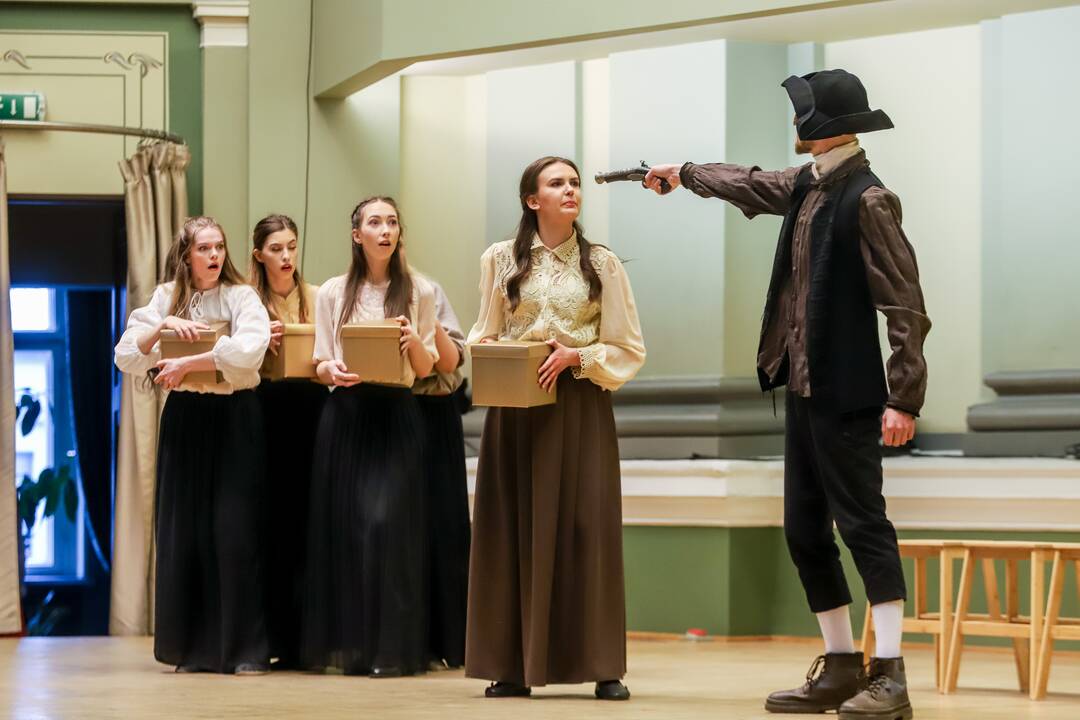 Nuotaika: Muzikos akademijos studentų energija, įsitraukimas į vaidmenis kompensavo teatro pastatymui įprastos, pasakojimo foną kuriančios scenografijos stygių.
