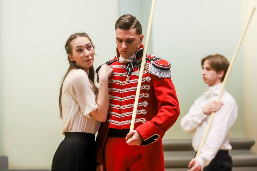 Nuotaika: Muzikos akademijos studentų energija, įsitraukimas į vaidmenis kompensavo teatro pastatymui įprastos, pasakojimo foną kuriančios scenografijos stygių.