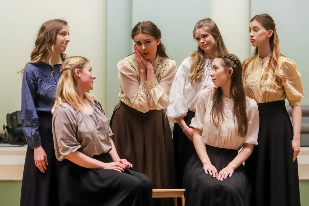 Nuotaika: Muzikos akademijos studentų energija, įsitraukimas į vaidmenis kompensavo teatro pastatymui įprastos, pasakojimo foną kuriančios scenografijos stygių.