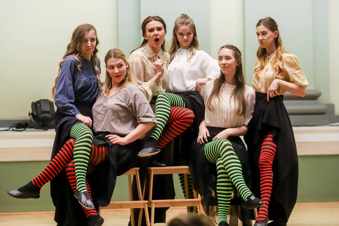 Nuotaika: Muzikos akademijos studentų energija, įsitraukimas į vaidmenis kompensavo teatro pastatymui įprastos, pasakojimo foną kuriančios scenografijos stygių.