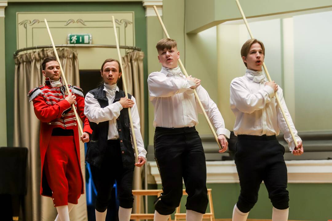 Nuotaika: Muzikos akademijos studentų energija, įsitraukimas į vaidmenis kompensavo teatro pastatymui įprastos, pasakojimo foną kuriančios scenografijos stygių.