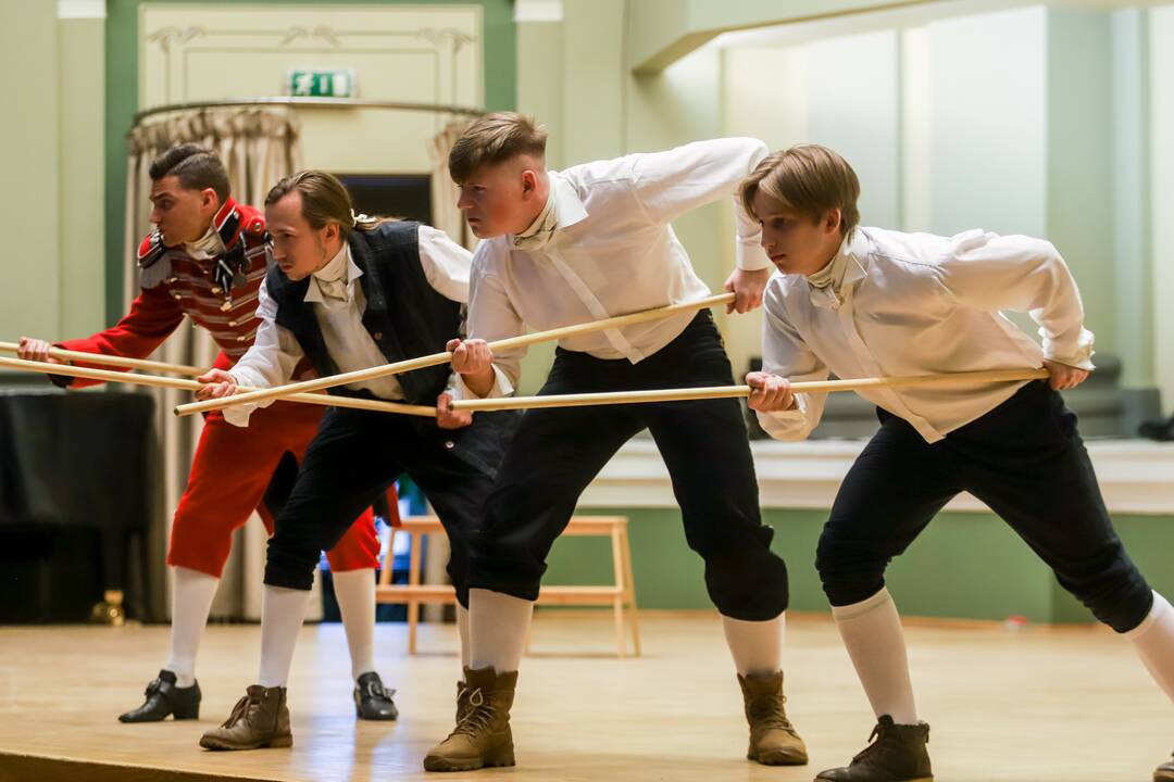Nuotaika: Muzikos akademijos studentų energija, įsitraukimas į vaidmenis kompensavo teatro pastatymui įprastos, pasakojimo foną kuriančios scenografijos stygių.