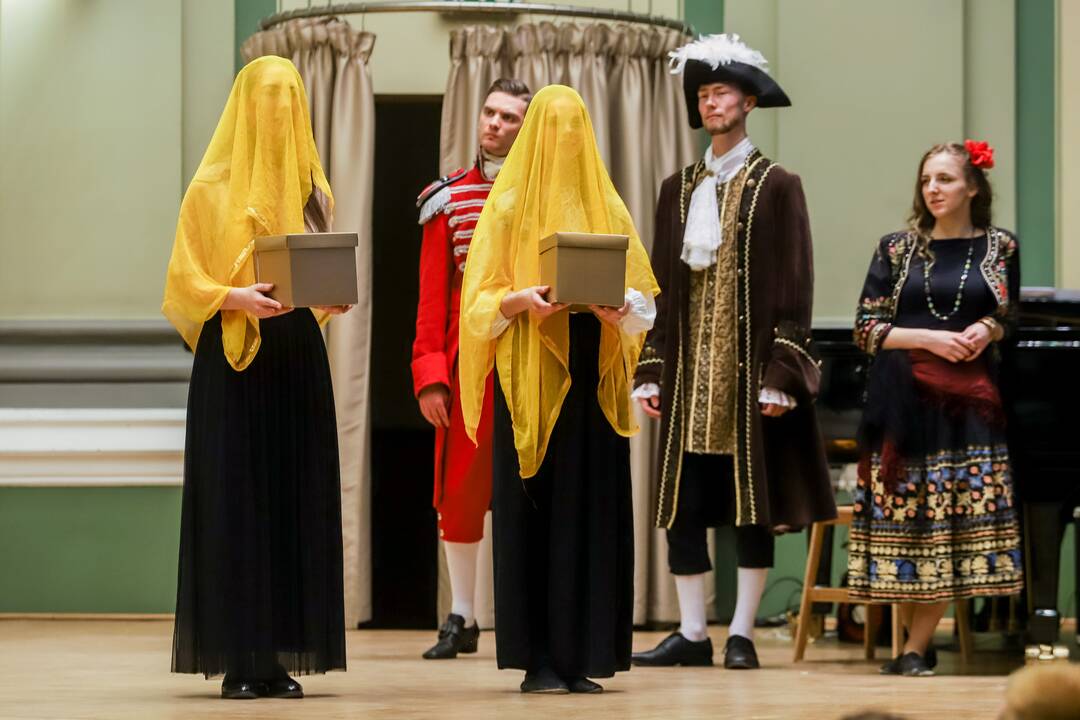 Nuotaika: Muzikos akademijos studentų energija, įsitraukimas į vaidmenis kompensavo teatro pastatymui įprastos, pasakojimo foną kuriančios scenografijos stygių.