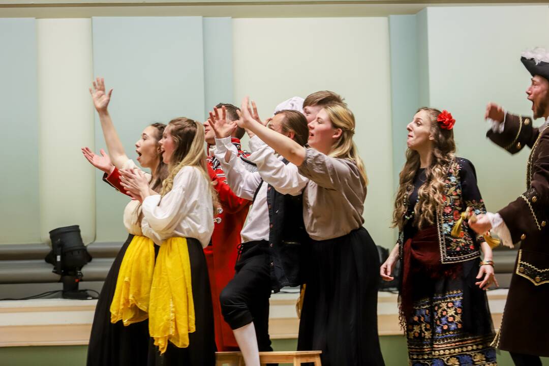 Nuotaika: Muzikos akademijos studentų energija, įsitraukimas į vaidmenis kompensavo teatro pastatymui įprastos, pasakojimo foną kuriančios scenografijos stygių.