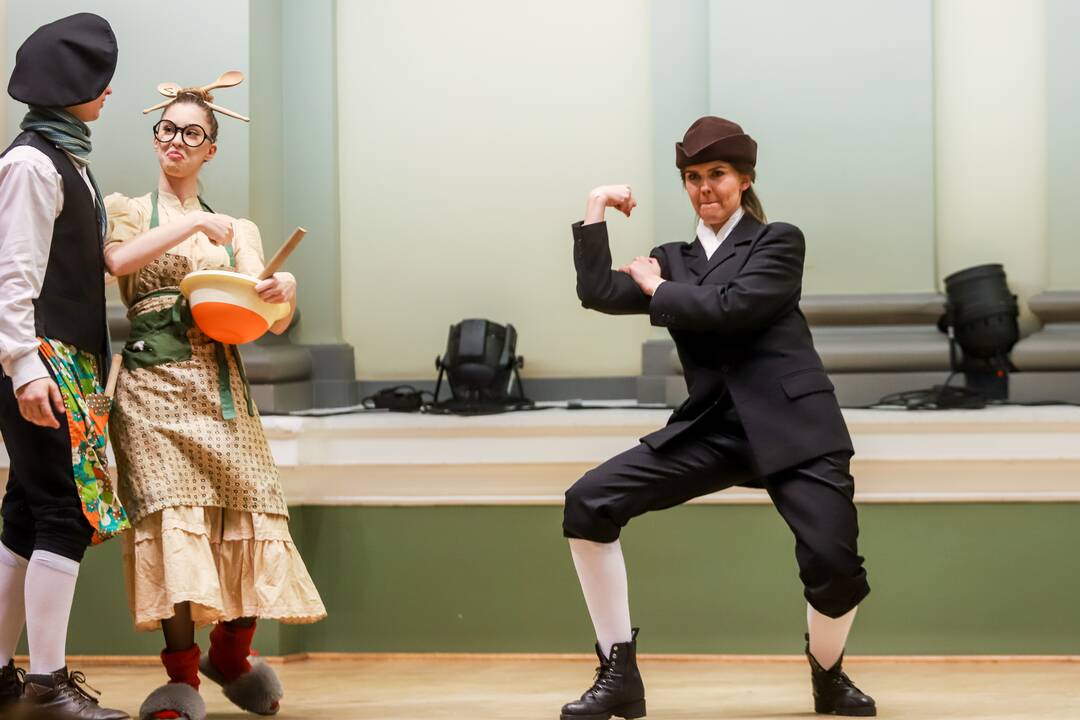 Nuotaika: Muzikos akademijos studentų energija, įsitraukimas į vaidmenis kompensavo teatro pastatymui įprastos, pasakojimo foną kuriančios scenografijos stygių.